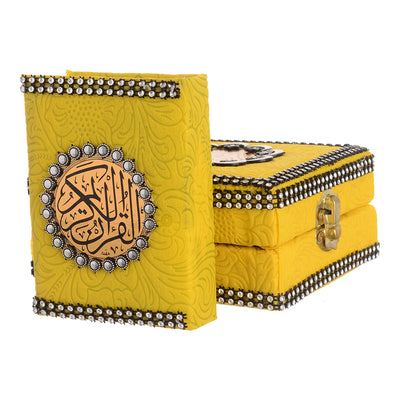مصحف القرآن الكريم داخل علبة غلاف من قماش اصفر