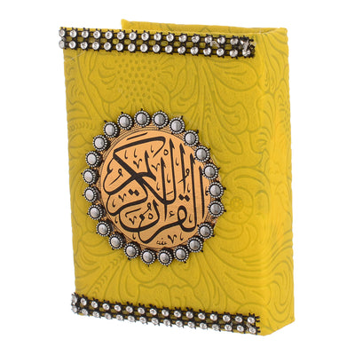 مصحف القرآن الكريم داخل علبة غلاف من قماش اصفر