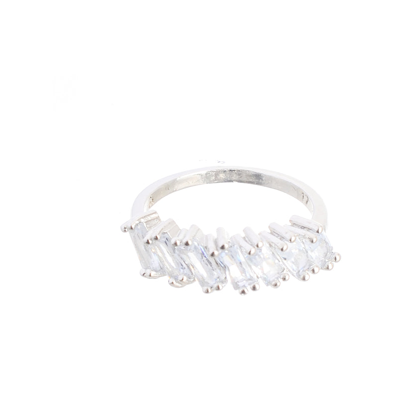 Classic ring with zigzag-shaped studs made of zircon of various sizes