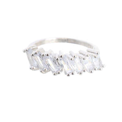 Classic ring with zigzag-shaped studs made of zircon of various sizes