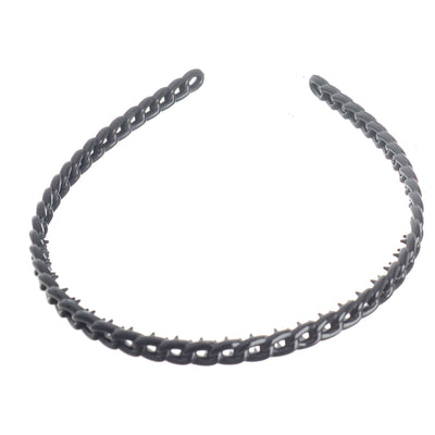 A collar necklace in the form of connected rings for women