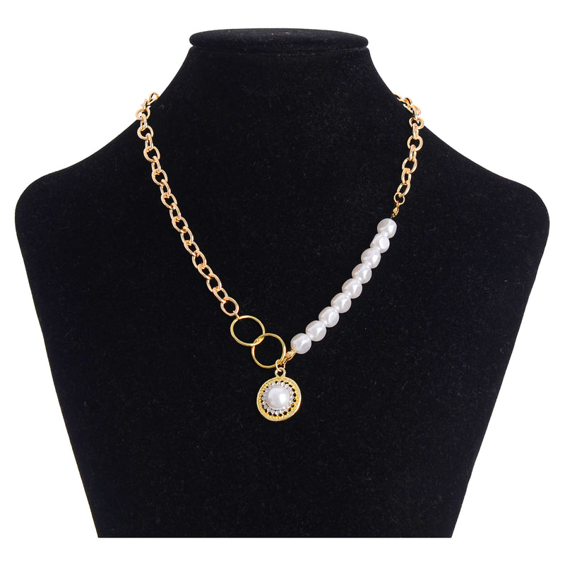 A chain chain with white pearls and a circular pendant with gold zircon lobes