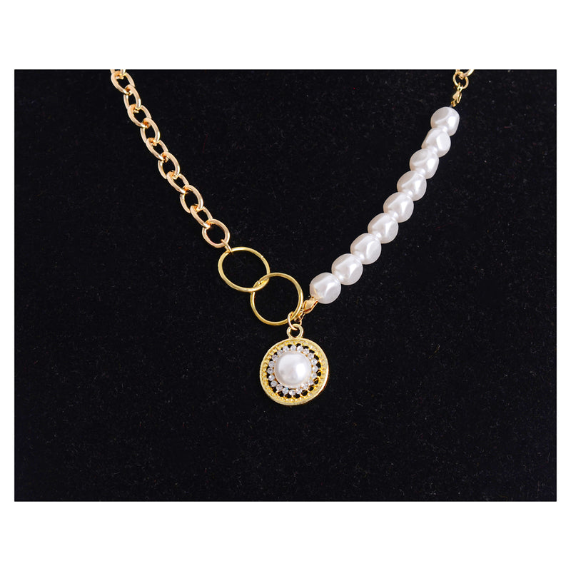 A chain chain with white pearls and a circular pendant with gold zircon lobes