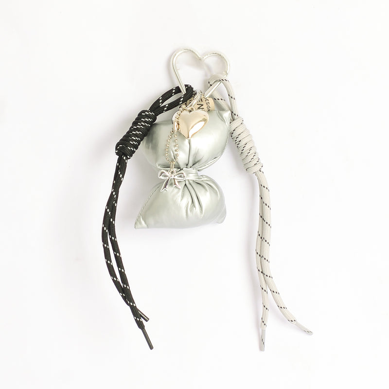 ميدالية فيونكة تعليقة كميدالية زينة للشنط