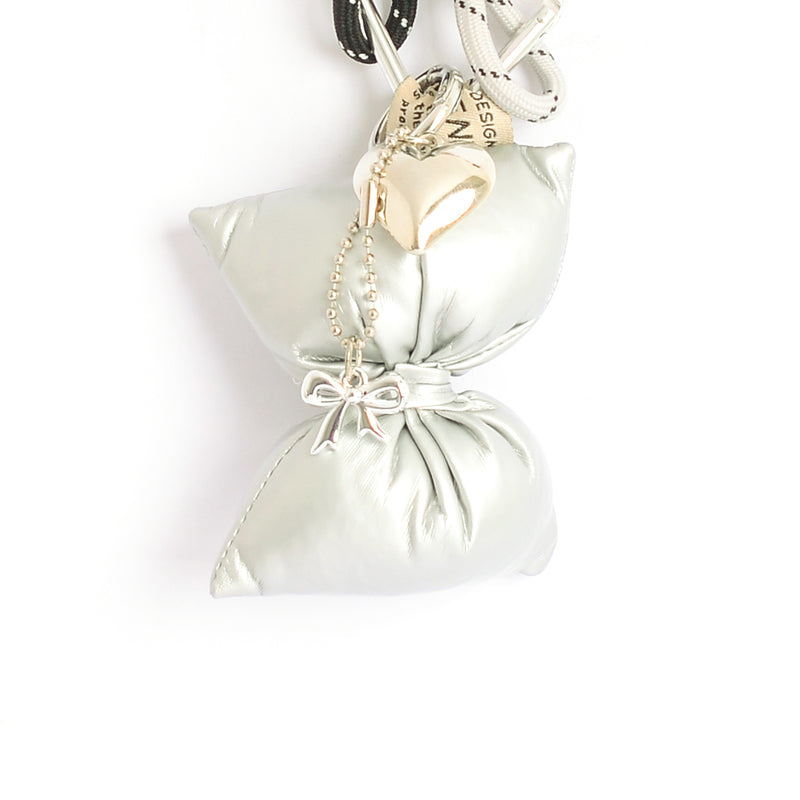 ميدالية فيونكة تعليقة كميدالية زينة للشنط