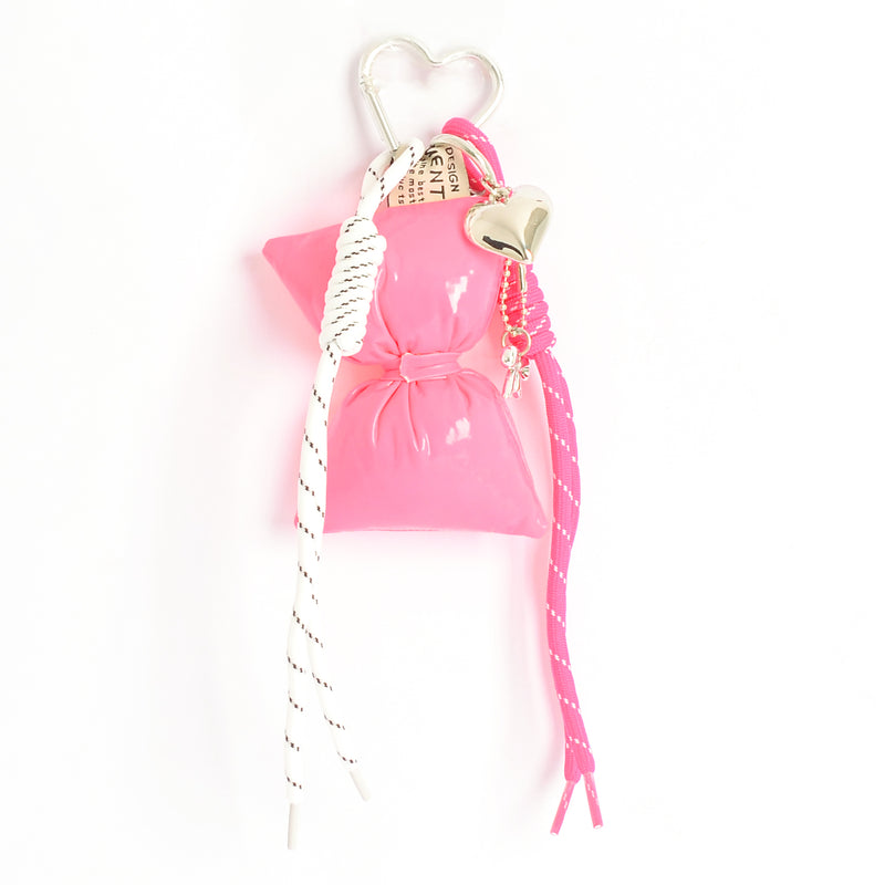 ميدالية فيونكة تعليقة كميدالية زينة للشنط