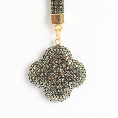 ميدالية و سلسلة مفاتيح ودلايه شنطة يد على شكل زهرة رباعية بأحجار الراين