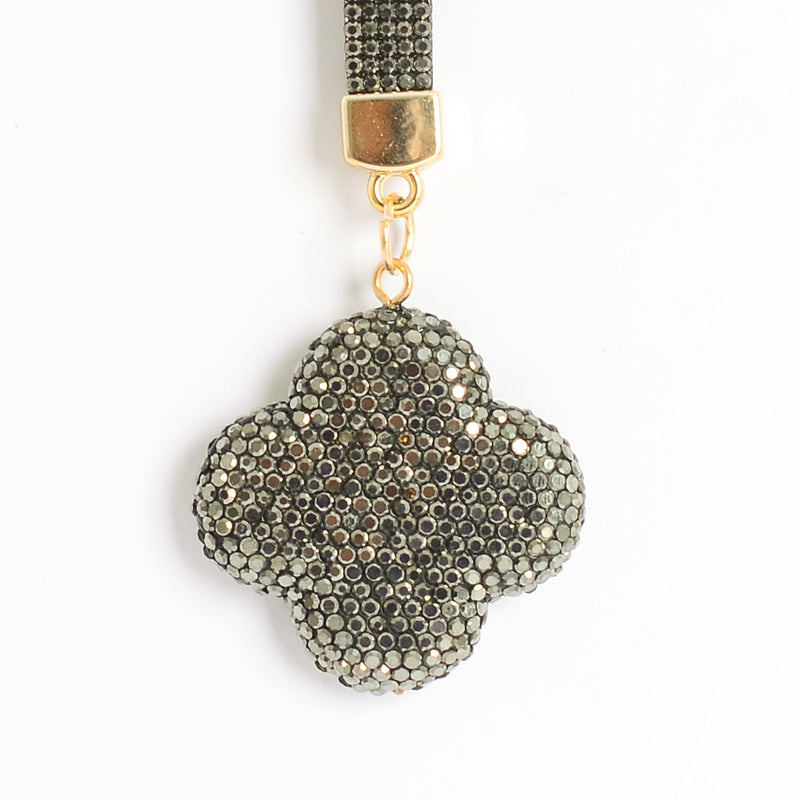 ميدالية و سلسلة مفاتيح ودلايه شنطة يد على شكل زهرة رباعية بأحجار الراين