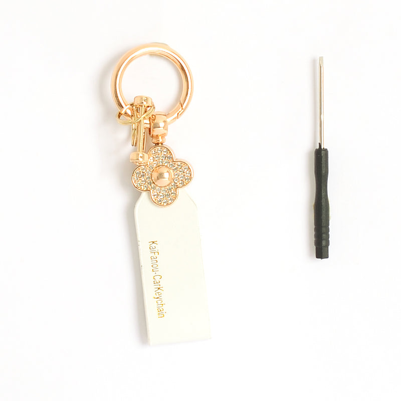 ميدالية و سلسلة مفاتيح ودلايه شنطة يد على شكل زهرة مرصعة بفصوص الزركون