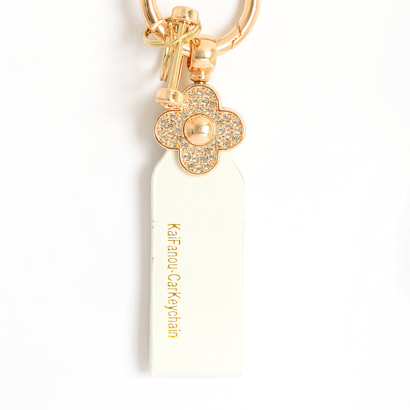 ميدالية و سلسلة مفاتيح ودلايه شنطة يد على شكل زهرة مرصعة بفصوص الزركون