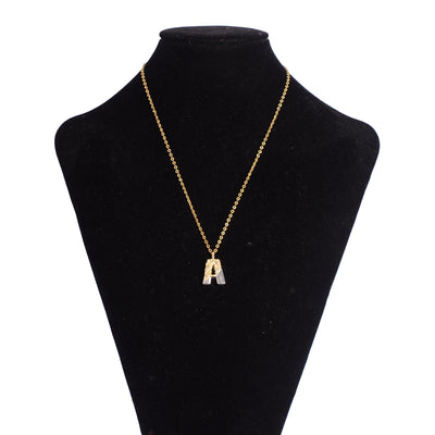 سلسلة رفيعة بدلاية أشكال حروف ملونة باللون الذهبي