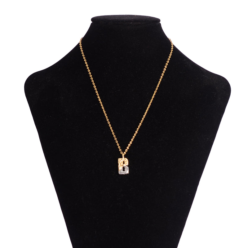 سلسلة رفيعة بدلاية أشكال حروف ملونة باللون الذهبي