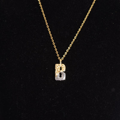 سلسلة رفيعة بدلاية أشكال حروف ملونة باللون الذهبي