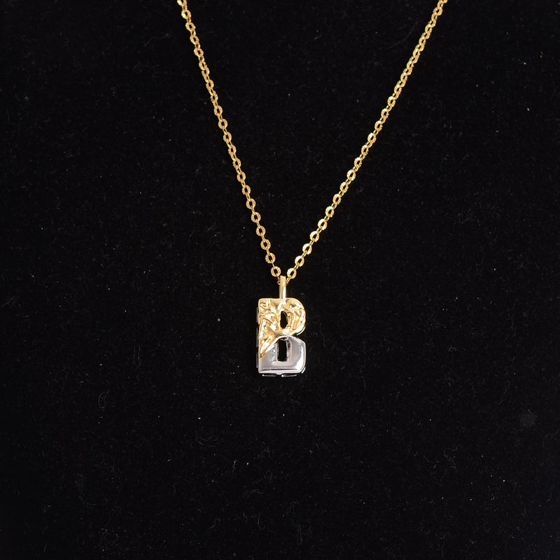 سلسلة رفيعة بدلاية أشكال حروف ملونة باللون الذهبي