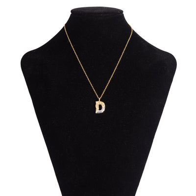 سلسلة رفيعة بدلاية أشكال حروف ملونة باللون الذهبي