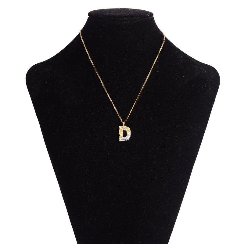 سلسلة رفيعة بدلاية أشكال حروف ملونة باللون الذهبي