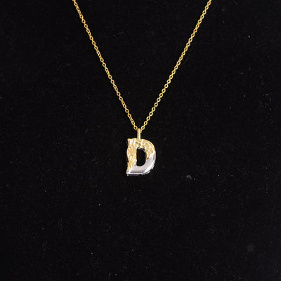 سلسلة رفيعة بدلاية أشكال حروف ملونة باللون الذهبي