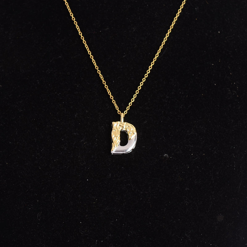 سلسلة رفيعة بدلاية أشكال حروف ملونة باللون الذهبي