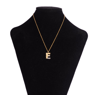 سلسلة رفيعة بدلاية أشكال حروف ملونة باللون الذهبي