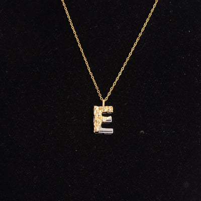 سلسلة رفيعة بدلاية أشكال حروف ملونة باللون الذهبي