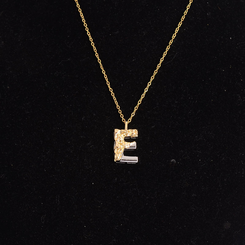 سلسلة رفيعة بدلاية أشكال حروف ملونة باللون الذهبي