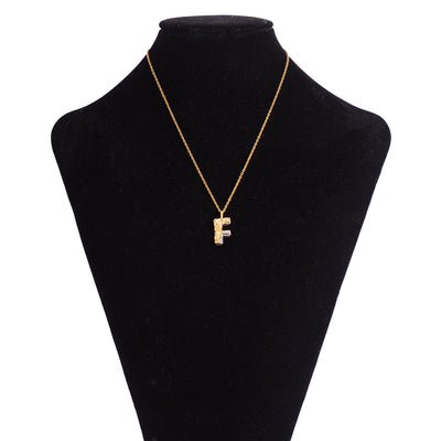 سلسلة رفيعة بدلاية أشكال حروف ملونة باللون الذهبي