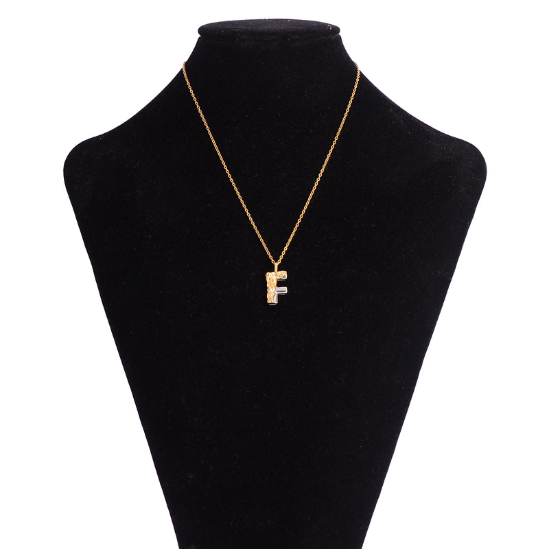 سلسلة رفيعة بدلاية أشكال حروف ملونة باللون الذهبي