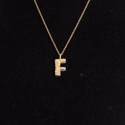 سلسلة رفيعة بدلاية أشكال حروف ملونة باللون الذهبي