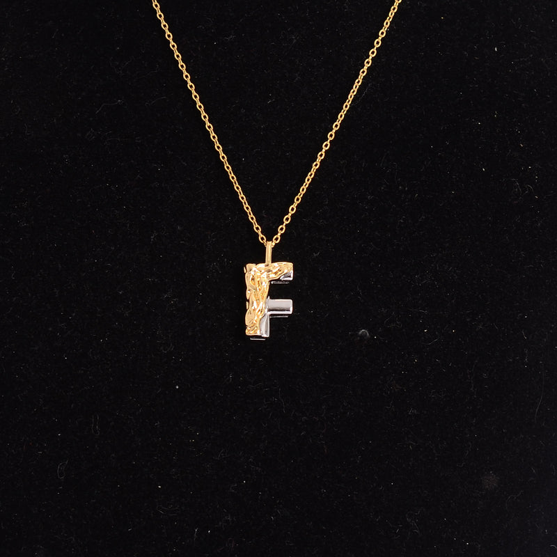 سلسلة رفيعة بدلاية أشكال حروف ملونة باللون الذهبي