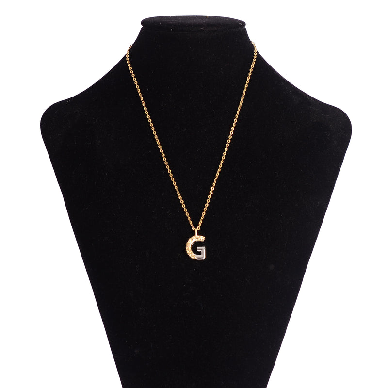 سلسلة رفيعة بدلاية أشكال حروف ملونة باللون الذهبي