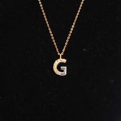 سلسلة رفيعة بدلاية أشكال حروف ملونة باللون الذهبي