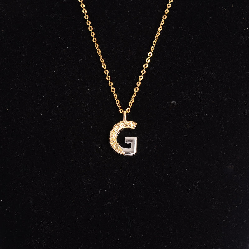 سلسلة رفيعة بدلاية أشكال حروف ملونة باللون الذهبي