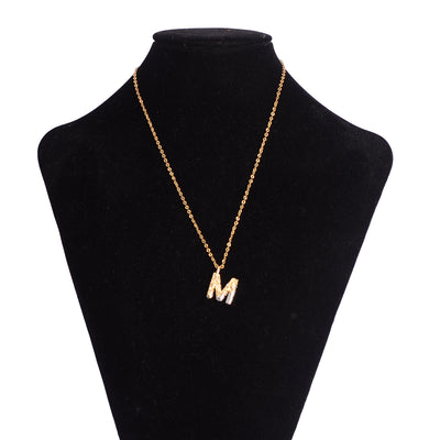 سلسلة رفيعة بدلاية أشكال حروف ملونة باللون الذهبي