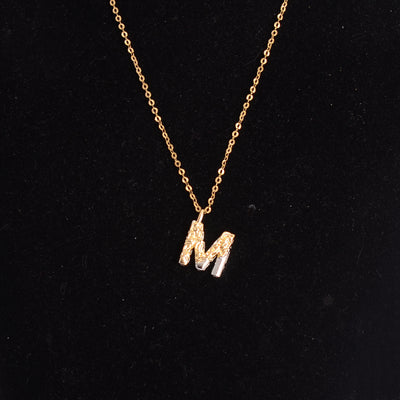 سلسلة رفيعة بدلاية أشكال حروف ملونة باللون الذهبي