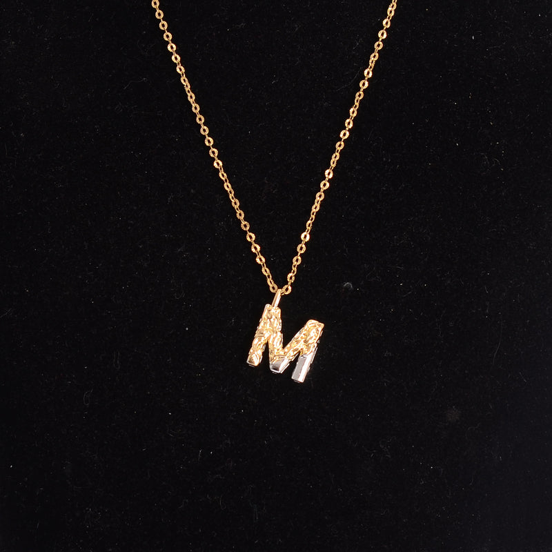 سلسلة رفيعة بدلاية أشكال حروف ملونة باللون الذهبي