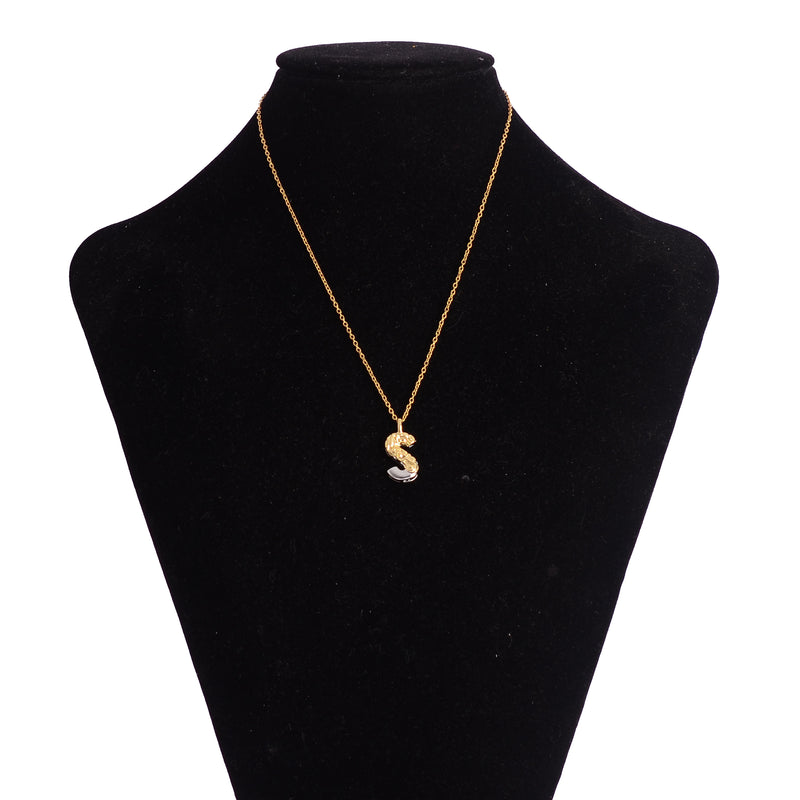 سلسلة رفيعة بدلاية أشكال حروف ملونة باللون الذهبي