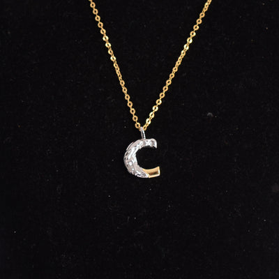 سلسلة رفيعة بدلاية أشكال حروف ملونة باللون الذهبي