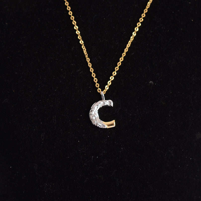 سلسلة رفيعة بدلاية أشكال حروف ملونة باللون الذهبي