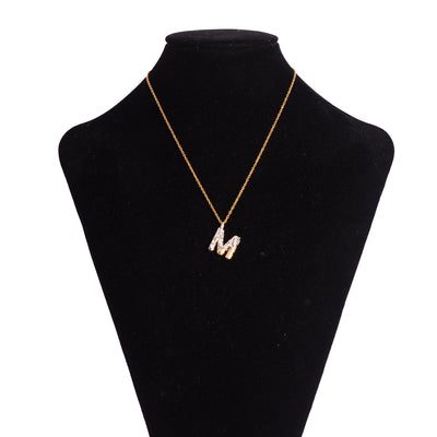 سلسلة رفيعة بدلاية أشكال حروف ملونة باللون الذهبي