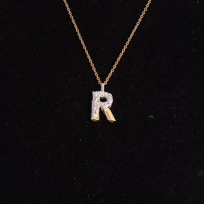 سلسلة رفيعة بدلاية أشكال حروف ملونة باللون الذهبي