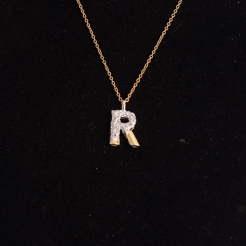 سلسلة رفيعة بدلاية أشكال حروف ملونة باللون الذهبي