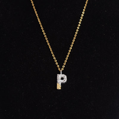 سلسلة رفيعة بدلاية أشكال حروف ملونة باللون الذهبي