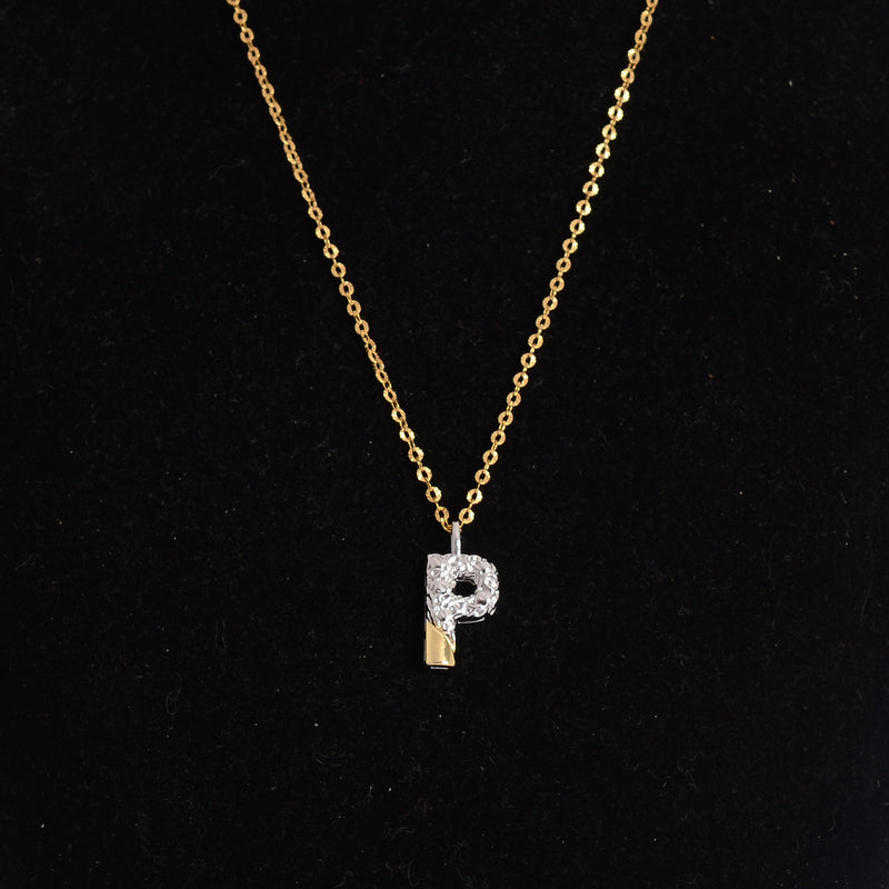 سلسلة رفيعة بدلاية أشكال حروف ملونة باللون الذهبي