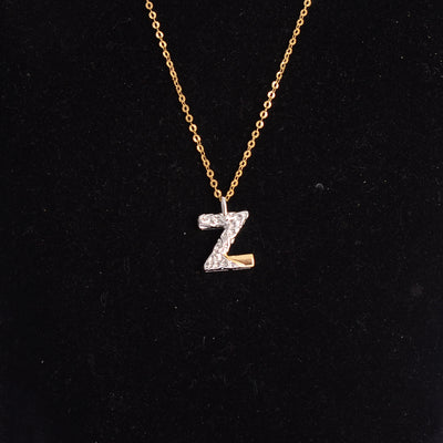 سلسلة رفيعة بدلاية أشكال حروف ملونة باللون الذهبي