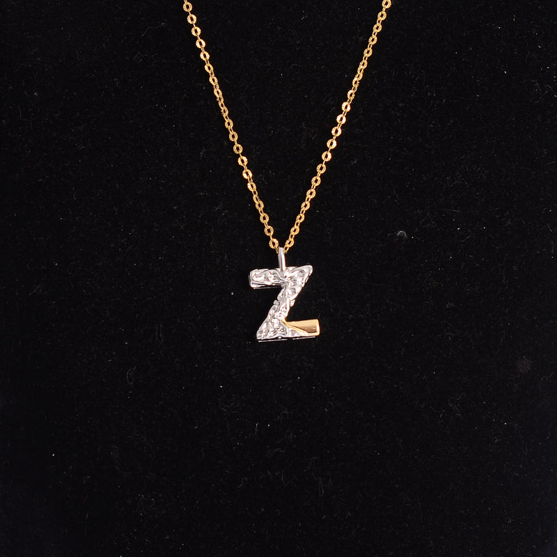 سلسلة رفيعة بدلاية أشكال حروف ملونة باللون الذهبي