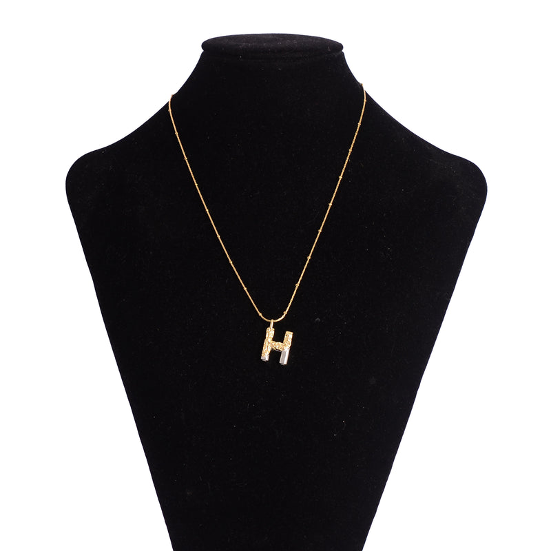 سلسلة رفيعة بدلاية أشكال حروف ملونة باللون الذهبي