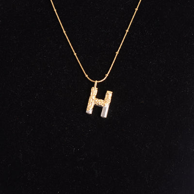 سلسلة رفيعة بدلاية أشكال حروف ملونة باللون الذهبي