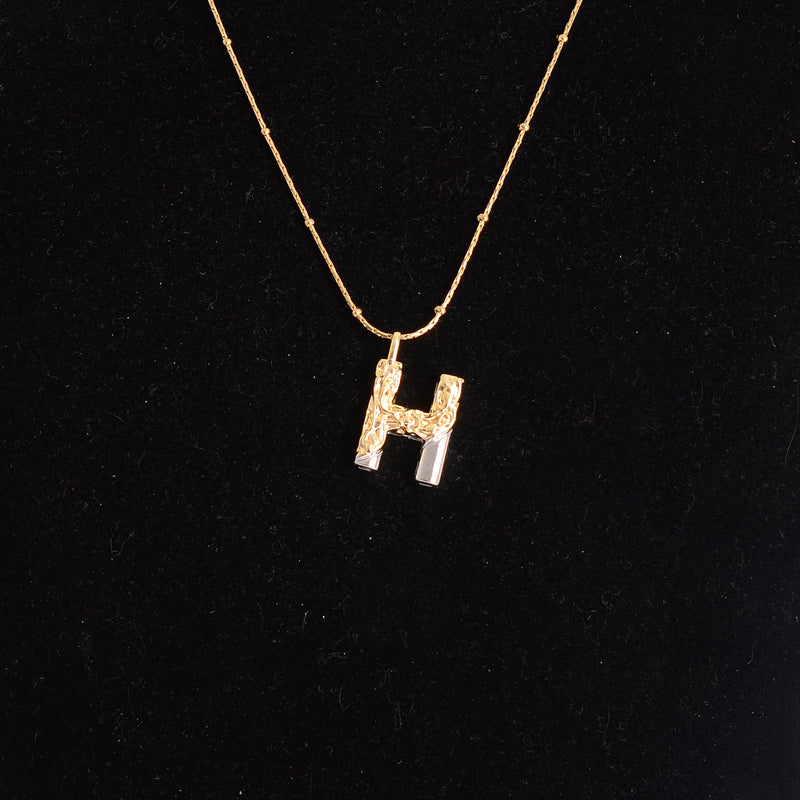 سلسلة رفيعة بدلاية أشكال حروف ملونة باللون الذهبي