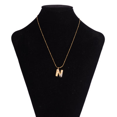 سلسلة رفيعة بدلاية أشكال حروف ملونة باللون الذهبي