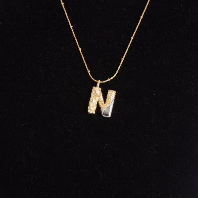 سلسلة رفيعة بدلاية أشكال حروف ملونة باللون الذهبي